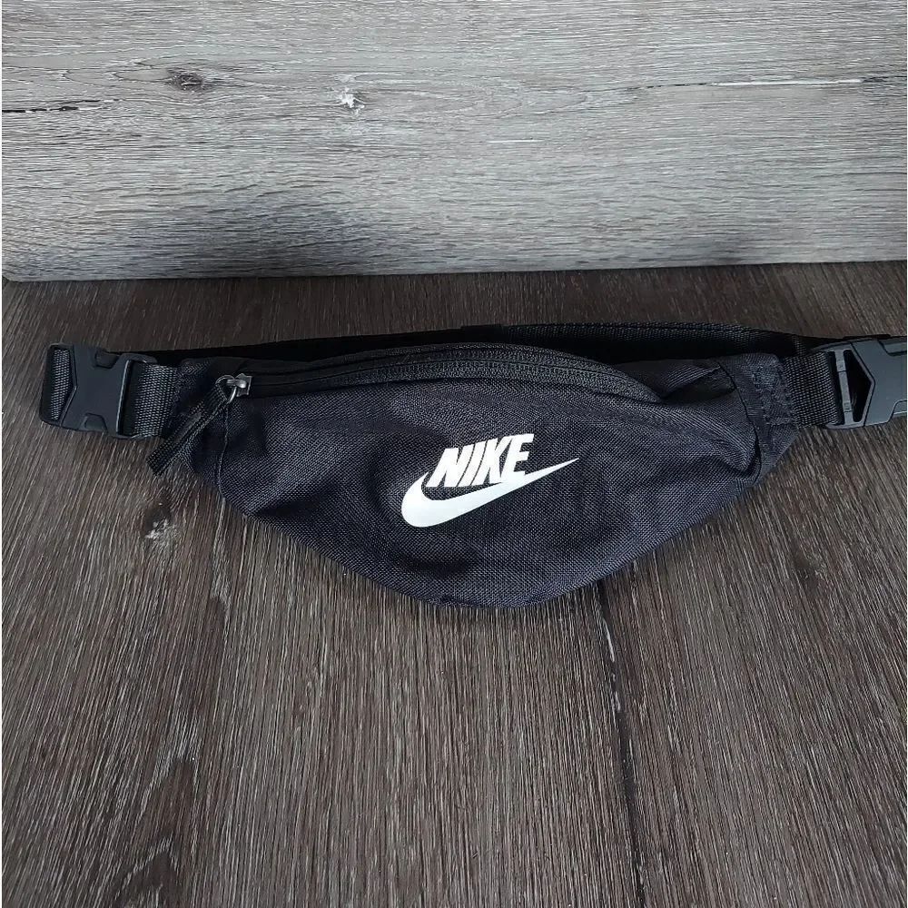 Nike Heritage Waistpack Bag in Black & White